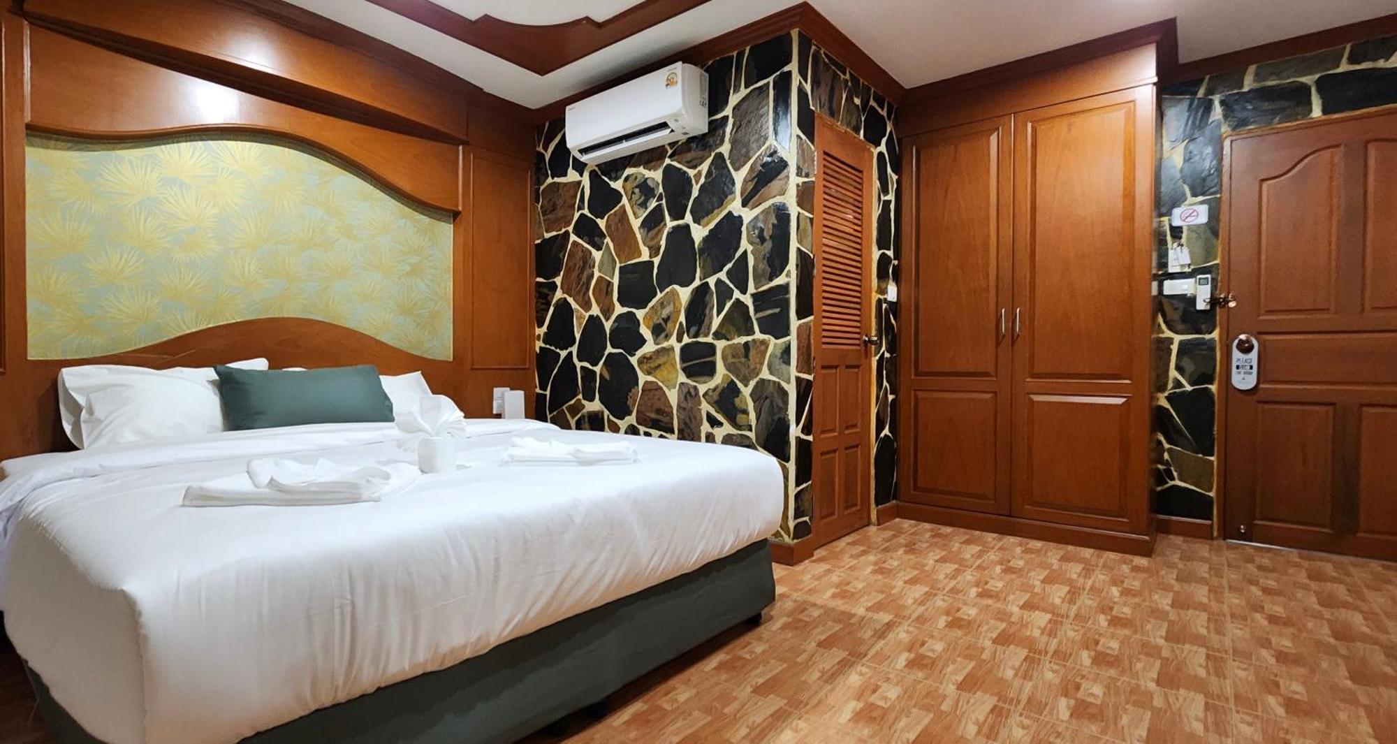 Arya Suites Patong Beach Exterior foto